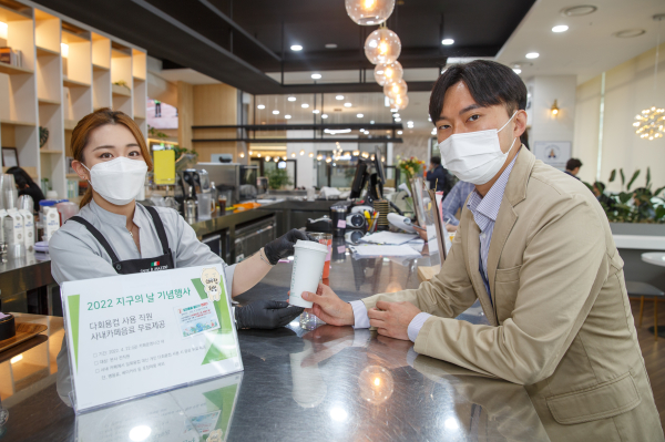 한국서부발전 직원이 사내카페에서 다회용컵에 음료를 담아가는 모습