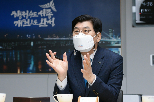 인터뷰 하는 이춘희 세종시장