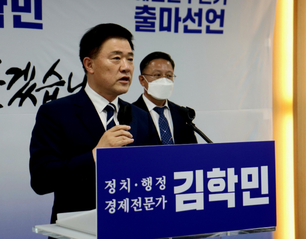 김학민 더불어민주당 예산홍성지역위원장이 26일 예산군수 출마를 선언하고 있다./이성엽 기자