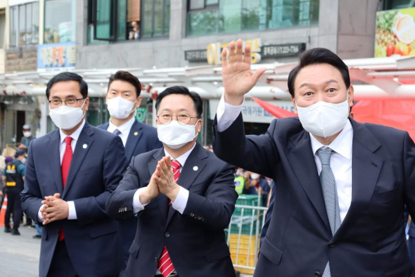 윤석열 대통령 당선인이 28일 중앙시장에서 상인들들에게 인사를 건네고 있다.