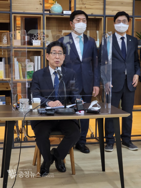 양승조 충남지사가 예비후보 등록 전 기자간담회를 하고 있다./이성엽 기자