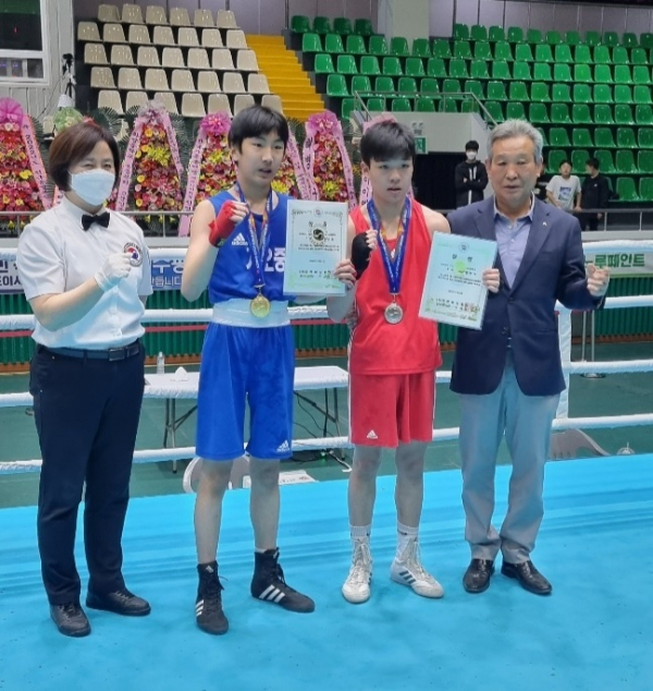 대전가오중 임성현(왼쪽두번째), 검안중선수, 협회관계자