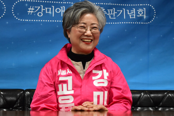 인터뷰 하는 강미애 세종시교육감 예비후보