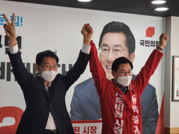 원팀을 강조하는 전만권 예비후보와 박경귀 후보