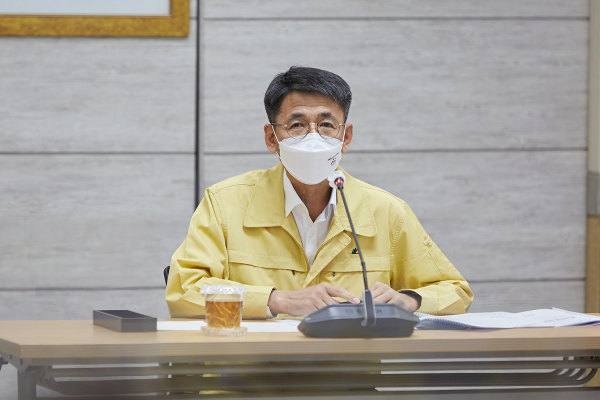 부회의를 주재 중인 이태규 부시장