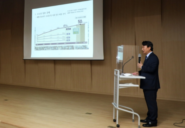 소양교육을 하고 있는 김덕중 의회사무처장