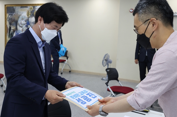 성광진 대전교육감 후보(왼쪽)가 12일 오전 대전선관위에서 후보 등록을 마쳤다.