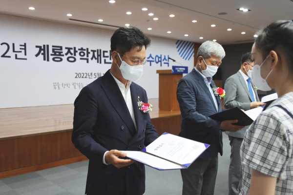 이승찬 이사장이 장학금 전달모습