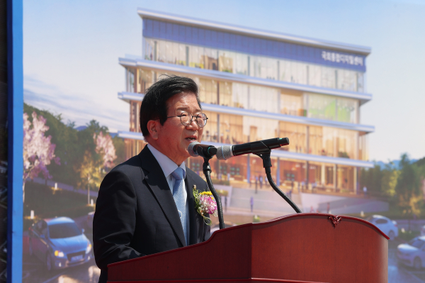 박병석 국회의장이 국회 통합디지털센터 건립공사 착수식에서 인사말을 하고 있다.