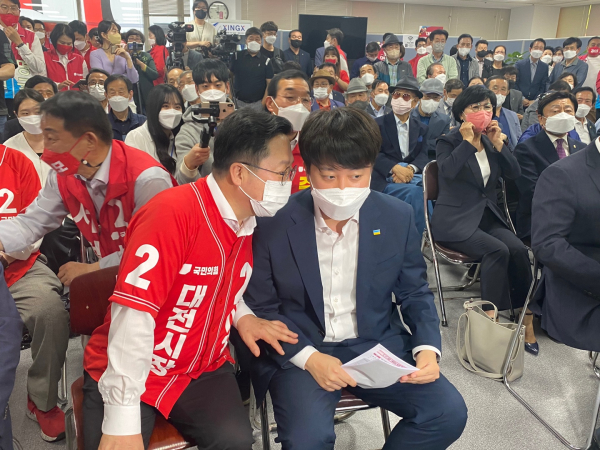 국민의힘 이장우 대전시장 후보와 이준석 대표가 대화를 나누고 있다.