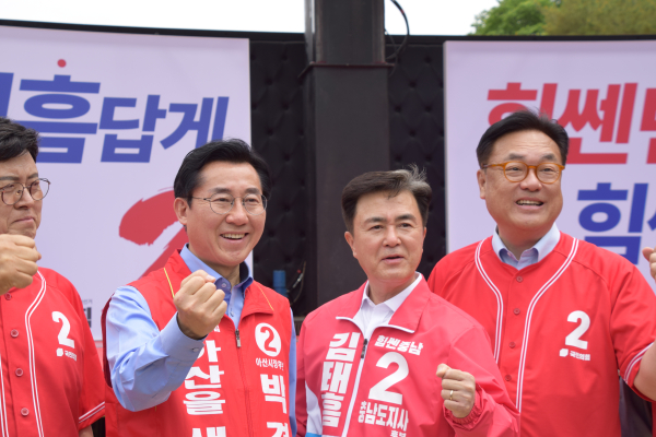 (왼쪽부터)이명수 충남도당위원장, 박경귀 아산시장 후보, 김태흠 충남도지사 후보, 정진석 국회부의장이 필승을 다짐하고 있다