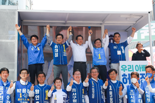 22일 둔산동 갤러리아타임월드 인근에서 열린 더불어민주당 대전지역 유세장 모습.