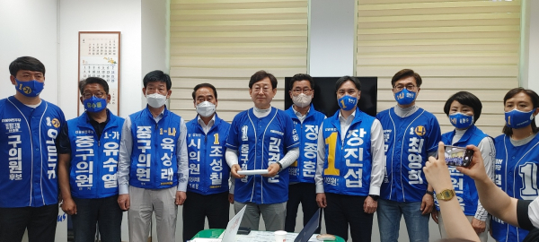 김경훈(가운데) 더불어민주당 대전 중구청장 후보가 23일 중구지역 출마자들과 함께 기자회견을 열고 국민의힘 김광신 중구청장 후보의 부동산 관련 의혹을 집중 질타했다.