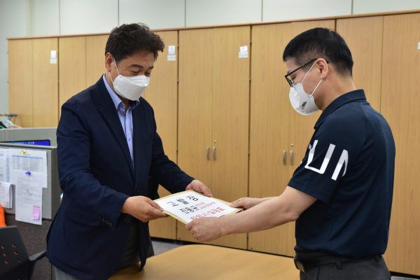 더불어민주당 정용래 대전 유성구청장 후보 선대위 염승철 총괄선대위원장이 24일 선관위에 국민의힘 진동규 유성구청장 후보 고발장을 전달하고 있다.