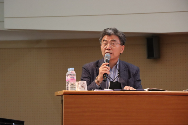 질의를 하는 장진환 대표