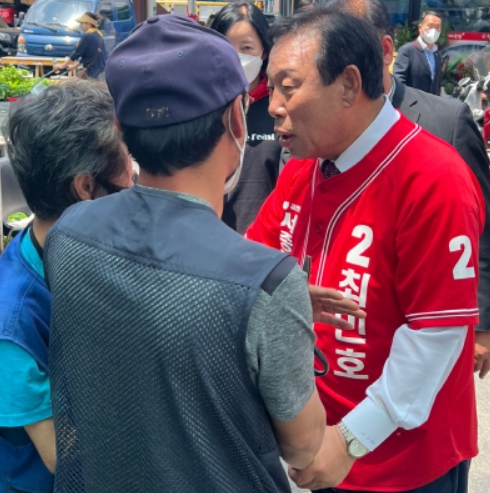 시민들에게 지지를 호소하는 최민호 세종시장 후보