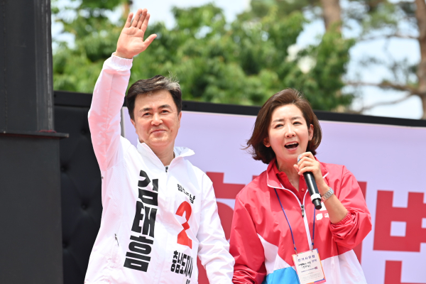 김태흠 후보(좌)와 나경원 전 원내대표(우)