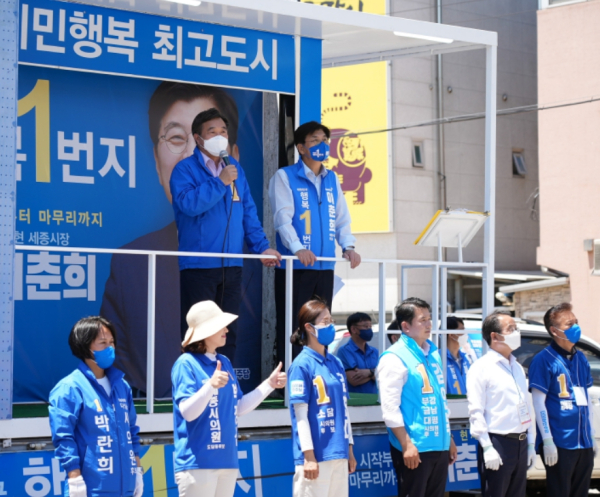 지지를 호소하는  윤호중 비상대책위원장