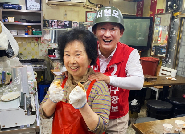 지난 24일 한민시장에서 유세를 펼치고 있는 서철모 국민의힘 대전 서구청장 후보.