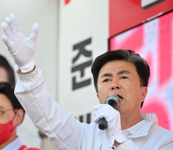 유세를 펼치는 김태흠 후보