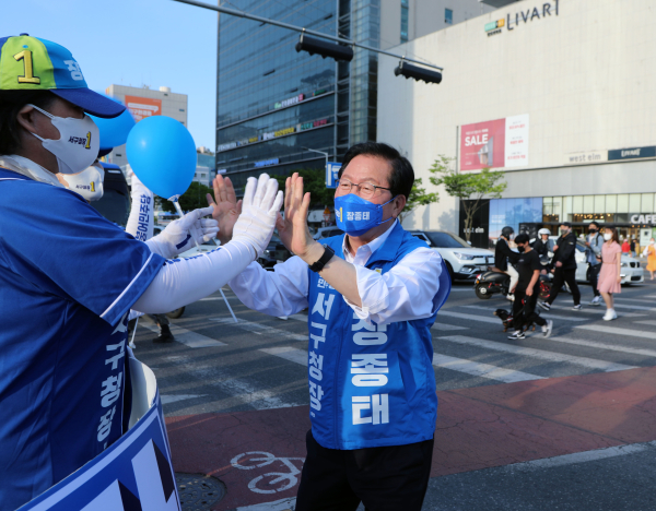 장종태 대전 서구청장 후보가 선거운동 마지막날인 31일 유세운동원과 하이파이브를 하고 있다.