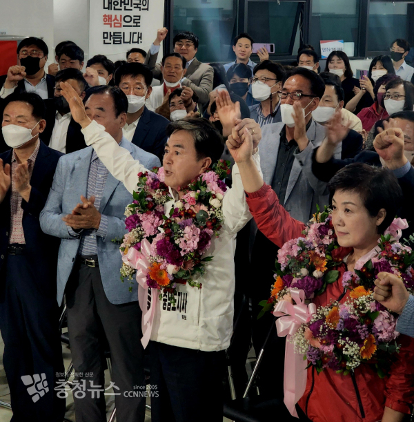 김태흠 국민의힘 충남도지사 후보가 1일 꽃다발을 목에 걸고 환호하고 있다/이성엽 기자