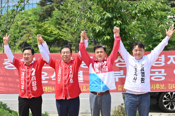 국민의힘 소속 대전 충청권 4개 시도지사 후보들은 23일 세종시 국무조정실 앞에서 회동을 갖고 충청권 초광역 상생경제권을 만들어 가기로 합의했다.