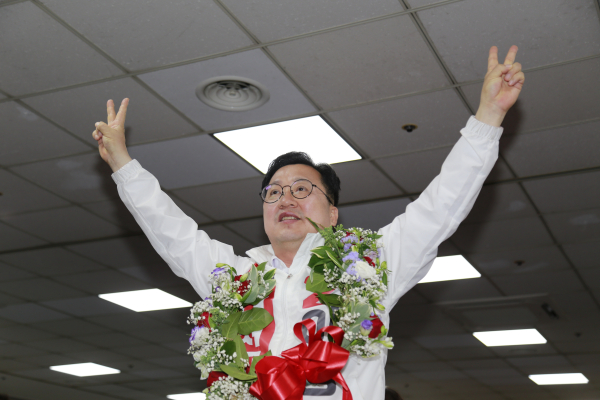 이장우 대전시장 당선인이 2일 오전 4시경 당선이 확정된 뒤 기념촬영을 하고 있다.