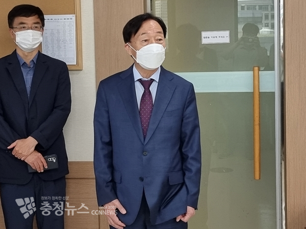 제8회 지방선거에서 3선 연임에 성공한 설동호 대전시교육감이 2일 당선인사차 기자실을 방문했다.