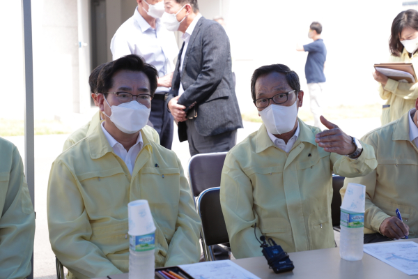 이병호 농어촌공사 사장(사진오른쪽)이 정황근 농식품부장관(사진왼쪽)에게 수계연결 용수공급 현황에 대해 설명하고 있다