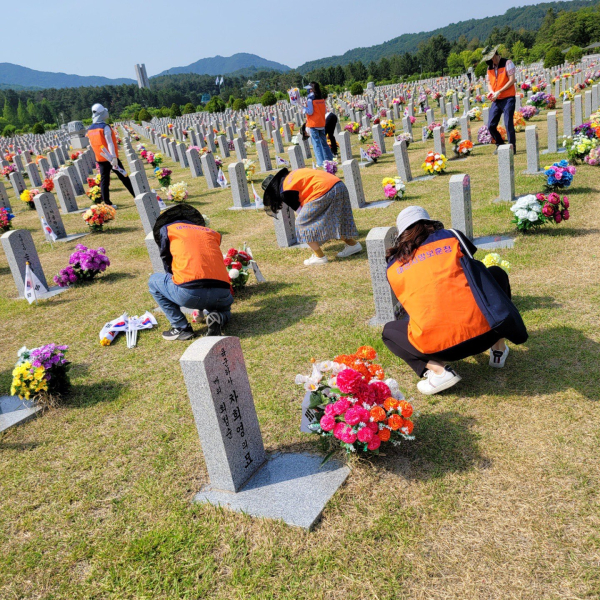 호국보훈의 달 계기 현충원 봉사활동 실시 모습