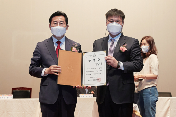 당선증 교부 기념 사진