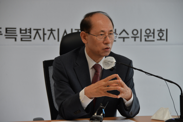 브리핑 하는 서만철 세종시장 인수위원장