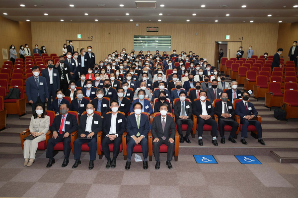 김태흠 충남지사 당선인의 힘쎈충남준비위원회는 13일 충남도서관 대강당에서 특별위원회 위원 및 분야별 자문위원 135명에게 위촉장을 수여했다.