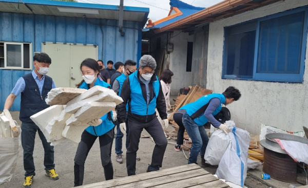 청양군 운곡면 강모씨 자택을 방문하여 `2022년도 농촌 집 고쳐주기 사회공헌 활동 실시 모습