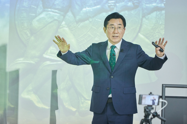 인문학 강연을 펼치고 있는 박경귀 당선인