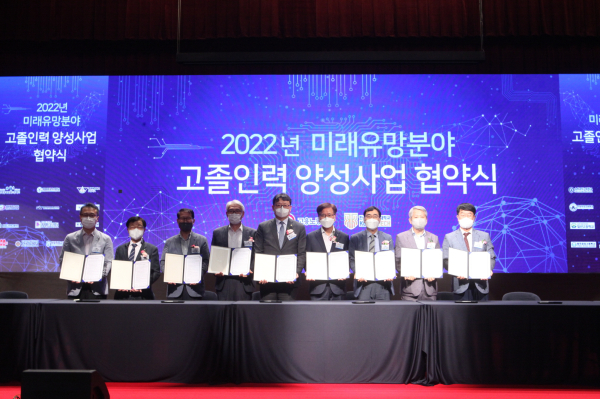 권기섭 고용노동부 차관(좌측 다섯 번째)과 이성기 한국기술교육대 총장(좌측 여섯 번째), “미래유망분야 고졸인력 양성사업” 신규 선정 고교의 관계자 등이 협약체결 후 기념사진