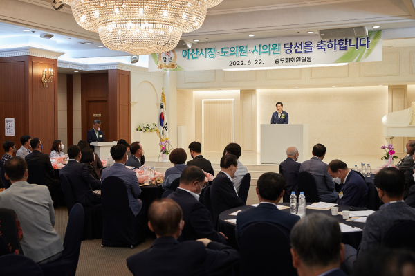 충무회 월례 회의를 찾아 감사 인사를 건네고 있는 박 당선인