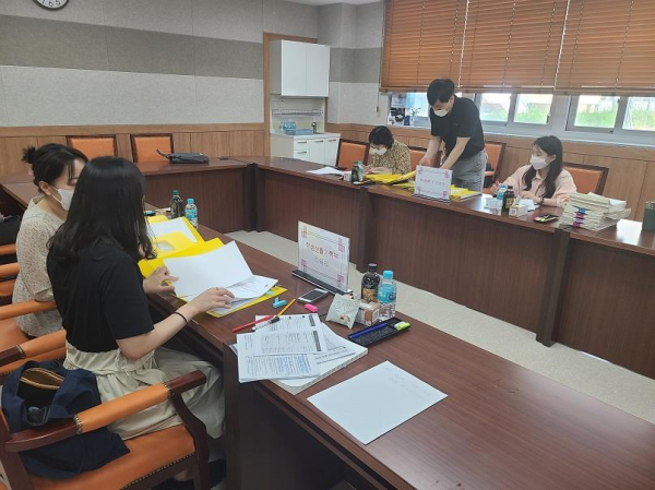 고운중학교 교원들을 대상으로 학생평가‧학생생활기록부 방문 상담을 실시하고 있다.