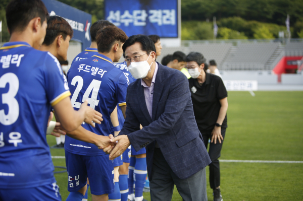 선수들을 격려하는 박 당선인