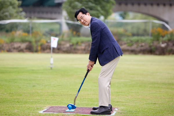 제5회 아산시지회장기 그라운드골프대회에 참석한 박 당선인