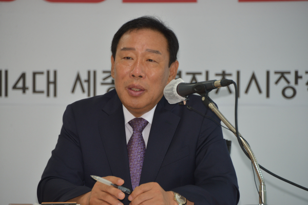 브리핑 하는 최민호 세종시장 당선인