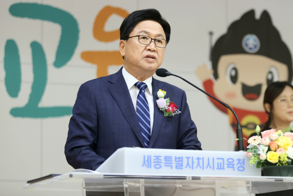 최교진 세종시교육감은 1일 청사에서 취임식을 갖고 본격적인 민선 4기 업무에 돌입했다.