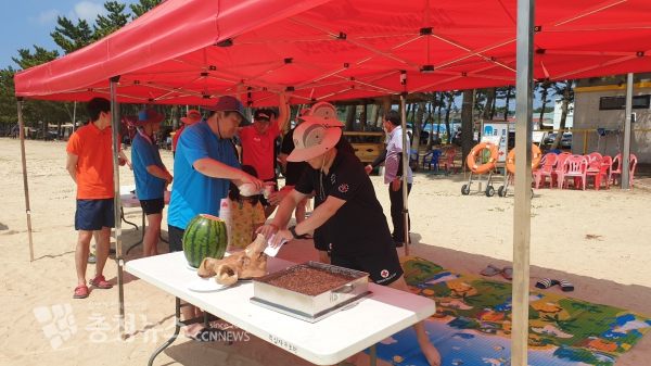 대한적십자사 태안군인명구조대가 2일 연포해수욕장에서 발대식을 가졌다/김정식 기자
