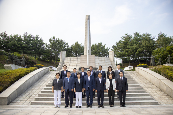제4대 당진시의회 개원식(나라사랑공원 참배 모습)