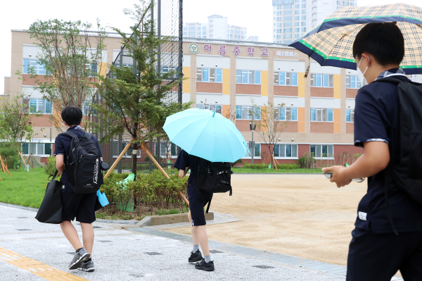 아름중학교 학생들이 11일 등교하는 모습