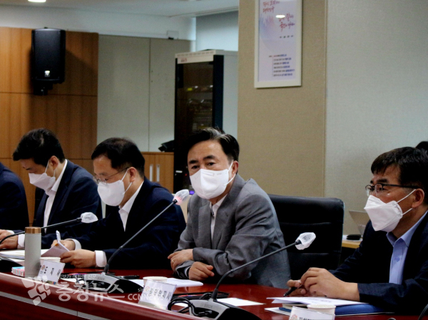 김태흠 충남도지사가 도 실·국·원장회의를 주재하고 있다./이성엽 기자