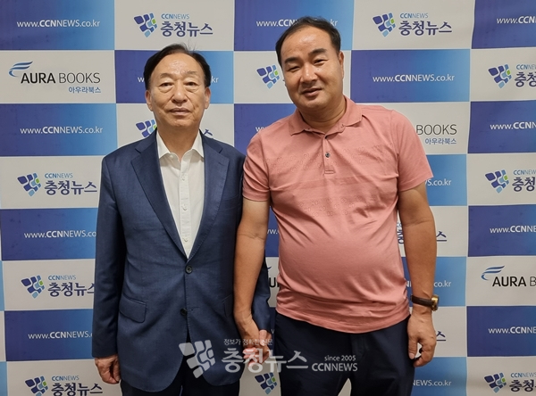 (왼쪽부터) 설동호 대전시교육감, 김거수 충청뉴스 대표.