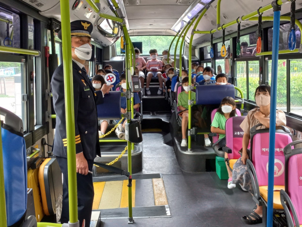 “찾아가는 어린이 교통안전 체험버스” 버스 탑승 내부교육