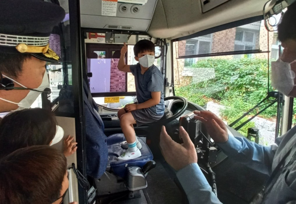 “찾아가는 어린이 교통안전 체험버스” 차량에 혼자 갇혔을 때 행동요령